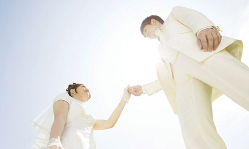 Garden_Wedding_photography_021_Bride-and-bridegroom-holding-